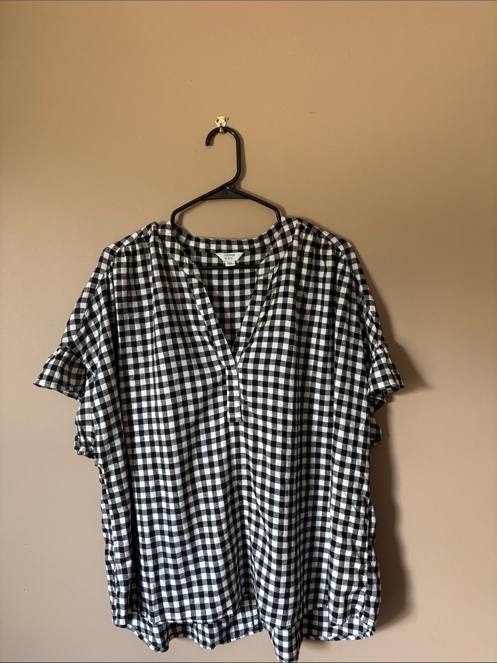 crown & ivy Black and White Gingham Short Ruffle Sleeve Blouse